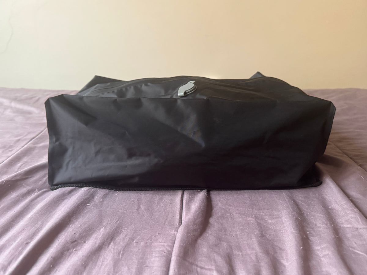 Bolsa de compresión con toda la ropa antes de comprimir